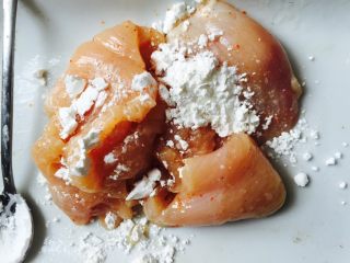 7、香酥鸡排（烤箱版）,再加两勺玉米淀粉抓拌均匀