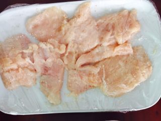 8、香酥鸡排（烤箱版）,用保鲜膜盖住盘子放入冰箱冷藏腌制两个小时