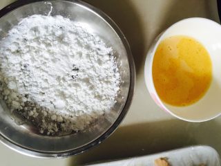 9、香酥鸡排（烤箱版）,烤箱可以开始预热200度！！两个鸡蛋打散  拿一个瓶底的盘子到上玉米淀粉  烤盘里到上面包糠