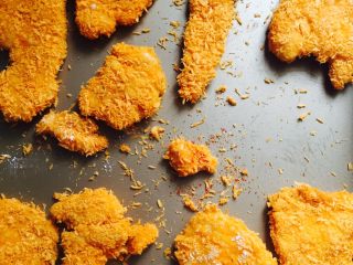 13、香酥鸡排（烤箱版）,出炉撒上孜然粉就可以开吃啦（或者烤的时候可以撒一点粉）