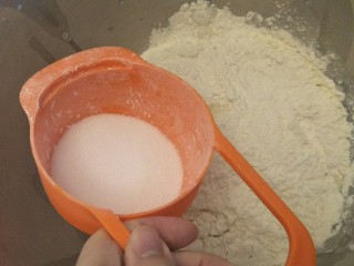 3、万能早餐-牛奶哈斯,加入细砂糖35g