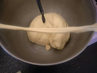 12、万能早餐-牛奶哈斯,继续揉大约10分钟后。形成一个有较多面筋且光面的面团。面团可以拉很长。