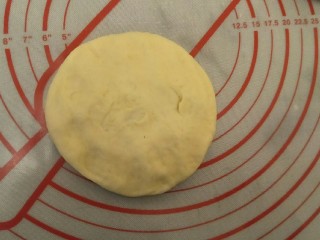 24、万能早餐-牛奶哈斯,拿出一个小面团压扁