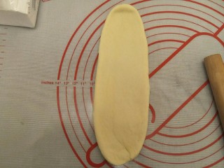 27、万能早餐-牛奶哈斯,继续用擀面杖擀长顺便压出空气。