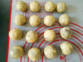 12、广式月饼—豆沙蛋黄月饼,全部包好,盖保鲜膜保湿