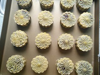 17、广式月饼—豆沙蛋黄月饼,月饼烘烤5分钟后取出,刷蛋液,继续烘烤15分钟