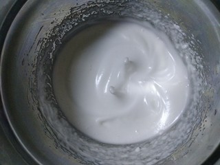 1、璀璨星空慕斯蛋糕,蛋清蛋黄分离，蛋清分三次加入细砂糖，用电动打蛋器中高速发达至干性发泡。烤箱预热170度。