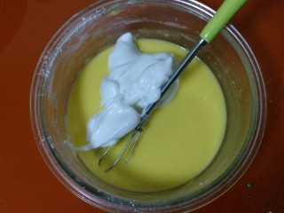 2、璀璨星空慕斯蛋糕,把蛋白分两到三次到蛋黄液中，翻拌均匀