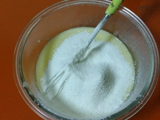 3、璀璨星空慕斯蛋糕,放入筛好的低粉和玉米淀粉，还是用翻拌的手法，拌匀