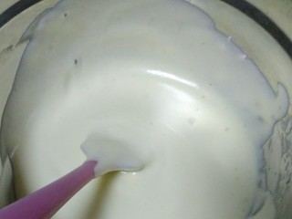 4、璀璨星空慕斯蛋糕,倒入溶化成液体状态的黄油，拌匀。