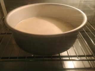 5、璀璨星空慕斯蛋糕,把面糊倒入圆形的蛋糕模具中，也可以用烤盘，不过烤完后还得裁成圆形。烤箱下层烤10-15分钟