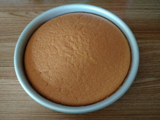 6、璀璨星空慕斯蛋糕,彻出炉后摔一下，震出热气，倒扣晾凉