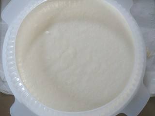 9、璀璨星空慕斯蛋糕,把慕斯糊倒入硅胶模具，放入切好的蛋糕片，再铺一层慕斯，再放上蛋糕片，再铺上慕斯。然后放入冰箱冷冻，最少五六个小时，过夜最好