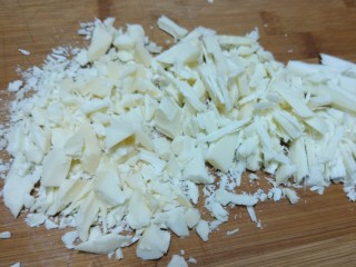 11、璀璨星空慕斯蛋糕,白巧克力切碎成小块