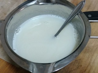 12、璀璨星空慕斯蛋糕,把炼乳，水，糖浆，糖倒入奶锅中，加热到微微沸腾，关火