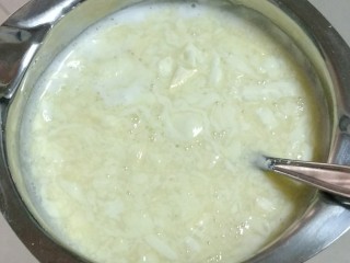 13、璀璨星空慕斯蛋糕,把巧克力碎全部倒入糖浆中，不停搅拌至融化。再加入剩余的吉利丁片。放置到32-35度。这个温度淋面效果最佳。