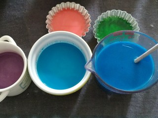 14、璀璨星空慕斯蛋糕,把巧克力糖浆溶液分成不同分量的五分，滴入不同颜色的食用色素。其中深蓝分量最多，剩下的颜色可根据自己喜好。