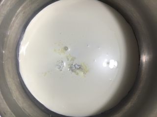 2、双色布丁杯,锅里放淡奶油，牛奶和细砂糖