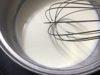 3、双色布丁杯,一边搅拌一边小火煮开