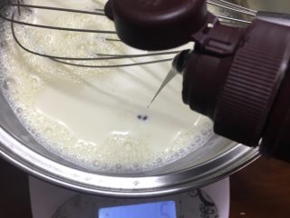 4、双色布丁杯,砂糖融化后离火，倒入巧克力酱