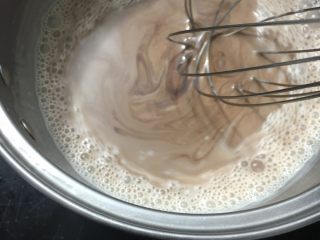 5、双色布丁杯,轻轻搅拌均匀