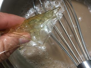 6、双色布丁杯,放入软化的吉利丁片