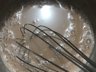 7、双色布丁杯,搅拌至吉利丁完全融化