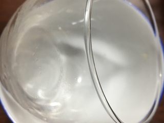 8、双色布丁杯,玻璃杯倾斜45度角固定