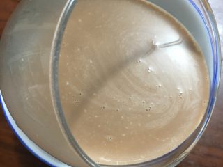 9、双色布丁杯,倒入巧克力液满至杯口，然后移到冰箱冷藏4小时