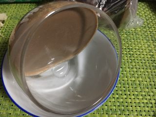 11、双色布丁杯,取出巧克力布丁，把杯子旋转过来，使得巧克力层在上方