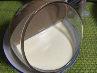 12、双色布丁杯,再倒入牛奶液，继续冷藏几小时