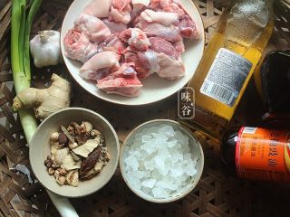 1、自制卤水猪蹄,准备好材料；