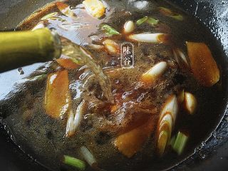 8、自制卤水猪蹄,倒入水，和倒入3分子2瓶的啤酒；