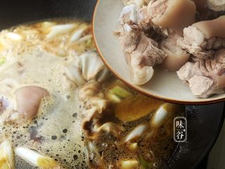12、自制卤水猪蹄,20分钟后把猪蹄倒进去，大火煮15分钟然后转小火煮2个小时即可；