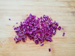 3、手抓饼披萨,紫甘蓝洗干净控干水分切成小丁。