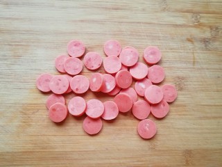 4、手抓饼披萨,火腿肠切成片。