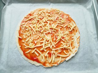 8、手抓饼披萨,撒上少许马苏里拉芝士。