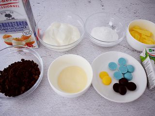 1、6寸KT猫奥利奥慕斯蛋糕,准备好材料