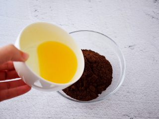 3、6寸KT猫奥利奥慕斯蛋糕,奥利奥饼干用料理机打成末,把融化的黄油倒入奥利奥饼干末