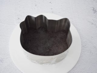 5、6寸KT猫奥利奥慕斯蛋糕,再倒入慕斯模具中压实,放入冰箱冷藏备用