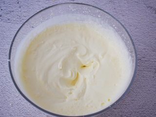 11、6寸KT猫奥利奥慕斯蛋糕,用电动打蛋器打发至7-8成,有纹路出现即可