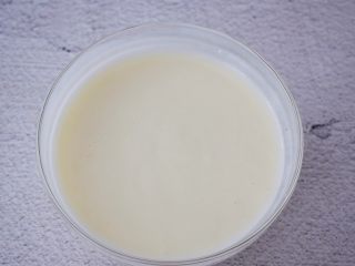 9、6寸KT猫奥利奥慕斯蛋糕,搅拌均匀备用