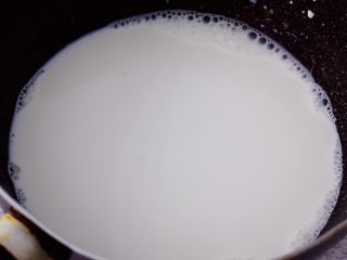 17、6寸KT猫奥利奥慕斯蛋糕,200克纯牛奶加入白糖小火加热至白糖融化
