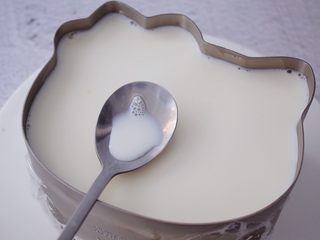 21、6寸KT猫奥利奥慕斯蛋糕,如果表面有气泡就用勺子舀出来