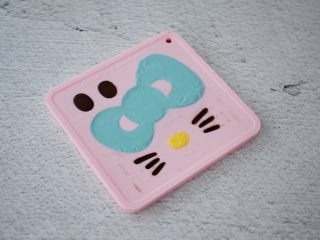 24、6寸KT猫奥利奥慕斯蛋糕,然后把融化的巧克力用勺子慢慢舀进硅胶模具中,放入冰箱冷藏备用