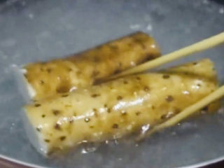 1、山药红枣糕,先来处理山药，山药放沸水里煮两分钟左右，这样一会去皮的时候不容易麻手，这是我妈妈教我的