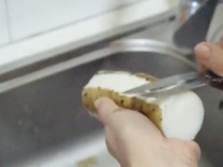 2、山药红枣糕,山药去皮，切成滚刀块