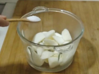 3、山药红枣糕,切好的山药放入搅泥机，来适量砂糖，甜度可以按照自己喜欢来加