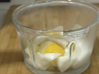 4、山药红枣糕,再打入两个鸡蛋