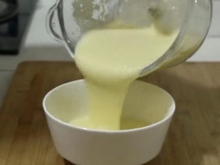 5、山药红枣糕,用搅泥机搅成细腻的泥，倒出备用